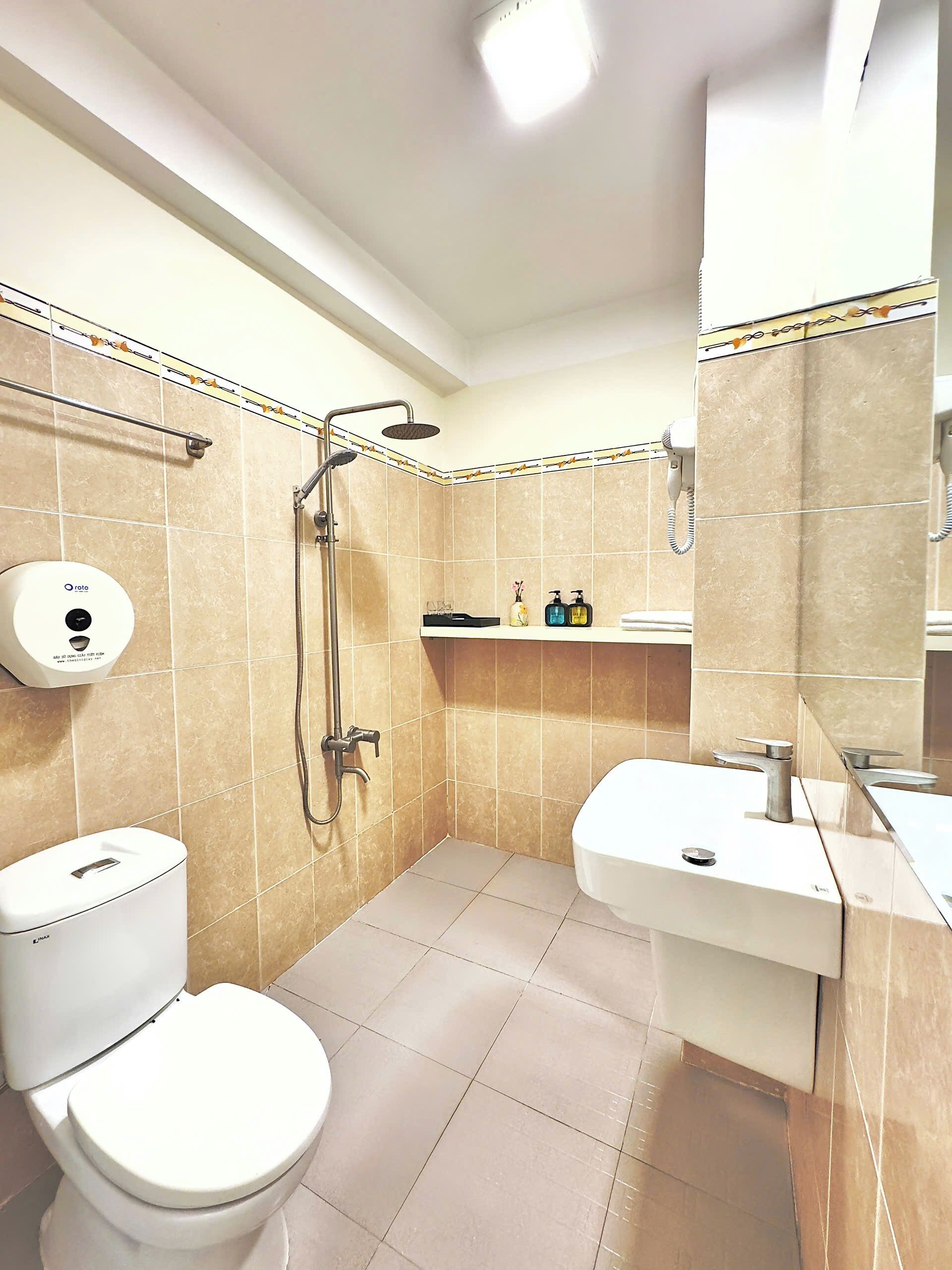 shower, free toiletries, hair dryer, slippers