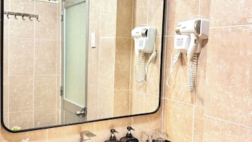Standard-dobbeltværelse | Badeværelse | Bruser, gratis toiletartikler, hårtørrer, hjemmesko