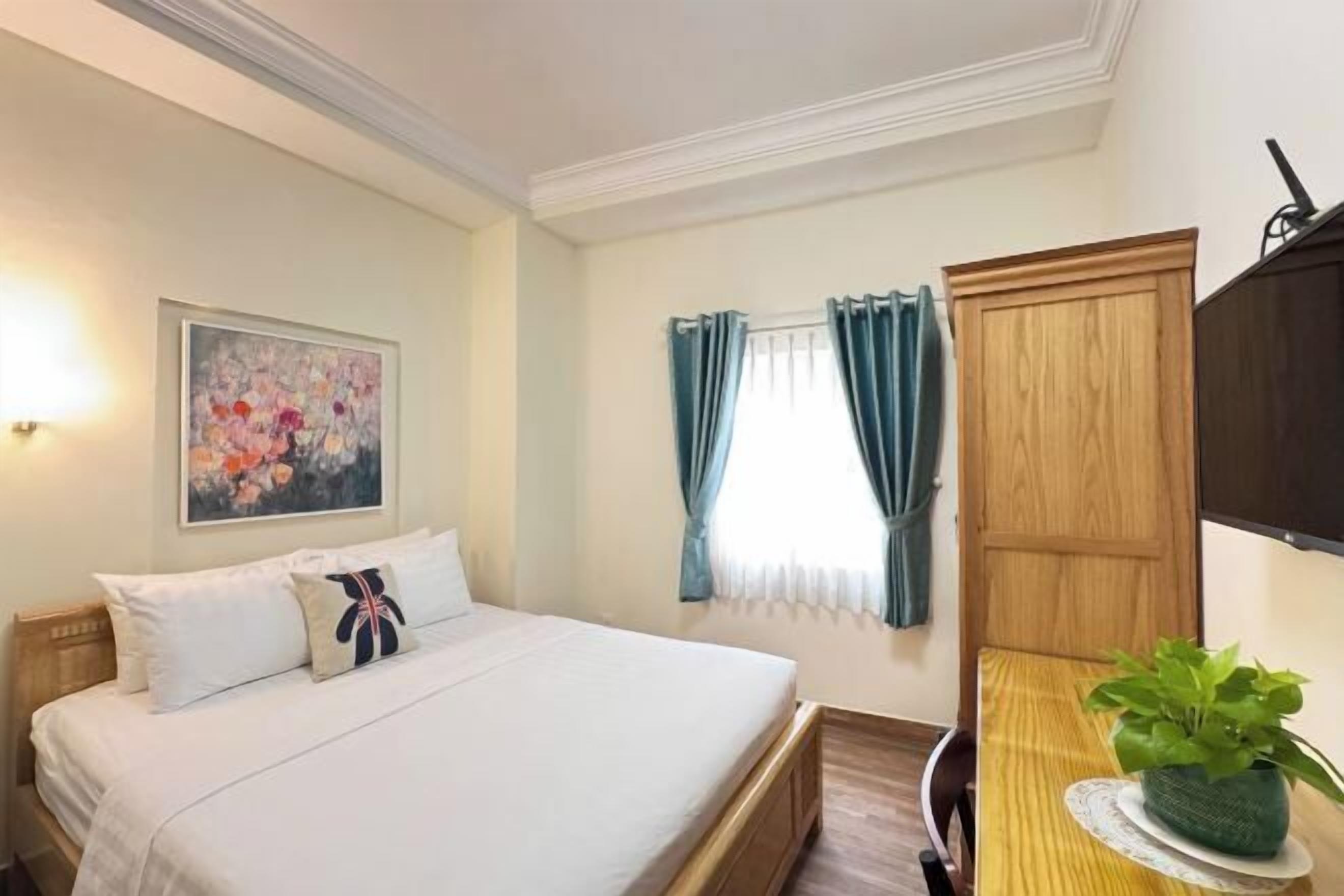 Desk, blackout curtains, rollaway beds, free WiFi