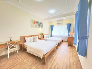 Phòng dành cho gia đình, 2 giường đôi | Bàn, màn/rèm cản sáng, giường gấp/giường phụ (phụ phí) 