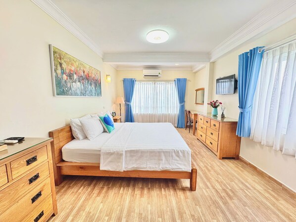 Phòng đôi Deluxe | Bàn, màn/rèm cản sáng, giường gấp/giường phụ (phụ phí) 