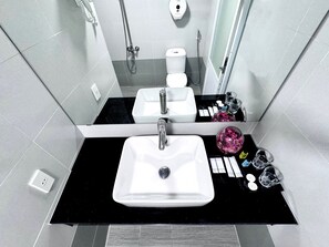 スーペリア ダブルルーム | バスルーム | シャワー、バスアメニティ (無料)、ヘアドライヤー、スリッパ