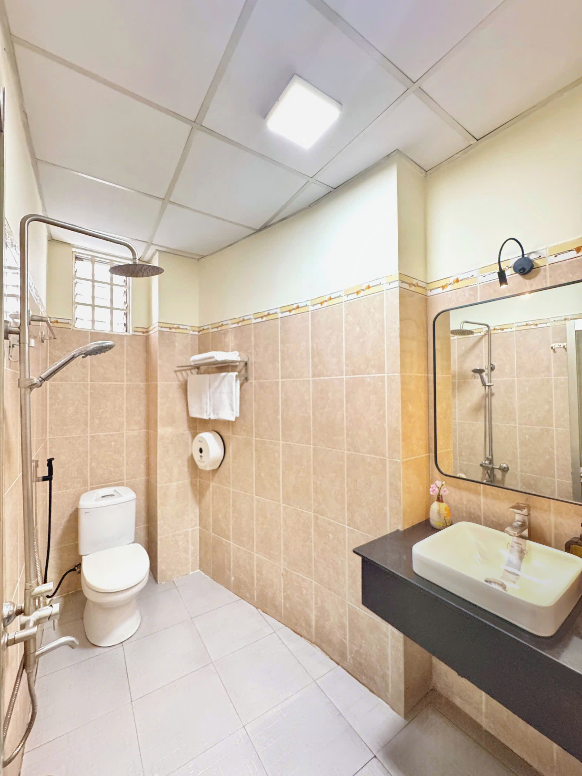 standard double room | bathroom | shower, free toiletries, hair dryer, slippers