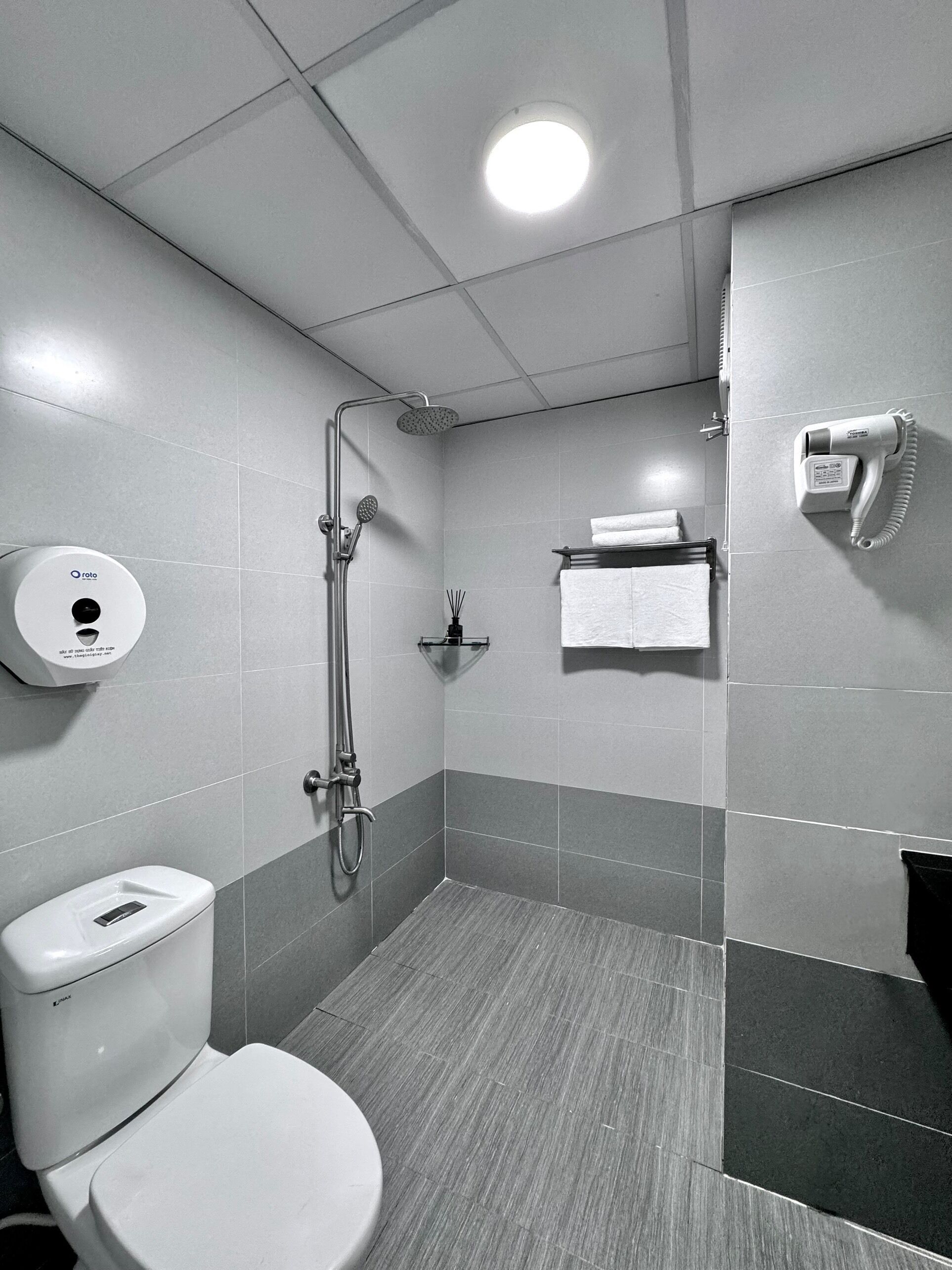 superior double room | bathroom | shower, free toiletries, hair dryer, slippers