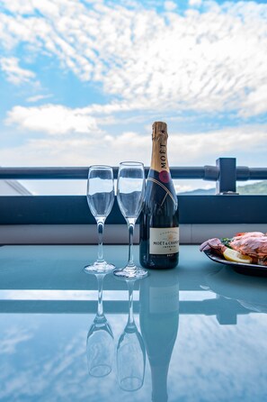 Outdoor dining - Ocean Views 49 (Airlie Beach)