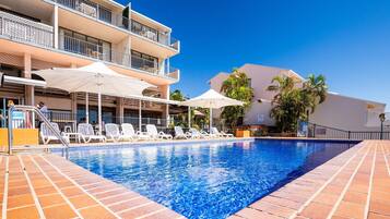 2 piscinas al aire libre, sillones reclinables de piscina