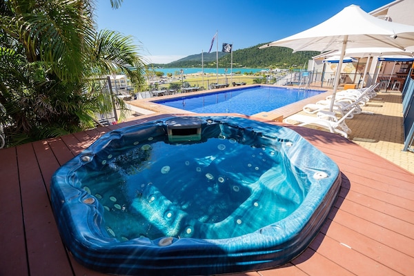 2 outdoor pools, pool loungers