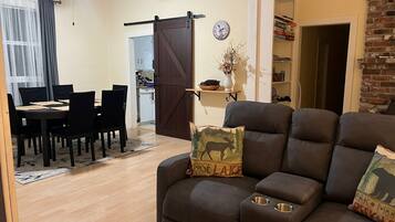 Smart TV, chimenea y estéreo