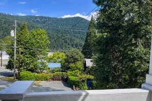 Property grounds - A cabin with beautiful mountain views and outdoor lounge (Dunsmuir)