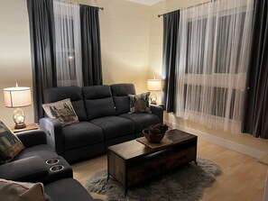 Smart-TV, Kamin, Stereoanlage