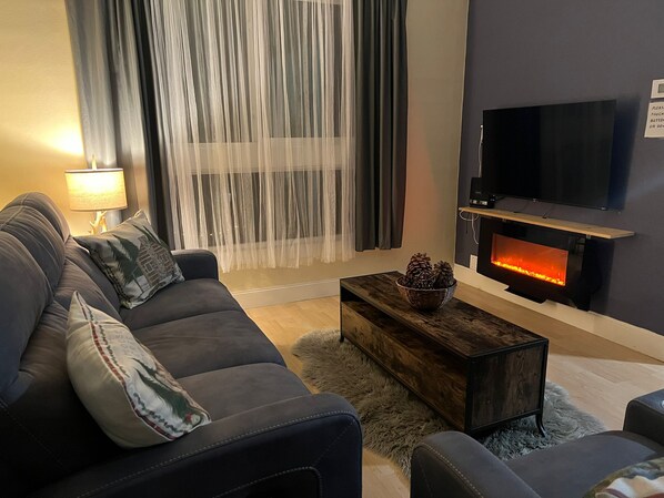 Smart-TV, Kamin, Stereoanlage