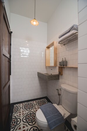 Douche, articles de toilette gratuits, sèche-cheveux, chaussons