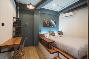 غرفة مزدوجة عادية - بدون نوافذ | أغطية فراش متميزة ومكتب ومساحة عمل للكمبيوتر المحمول وستائر تعتيم