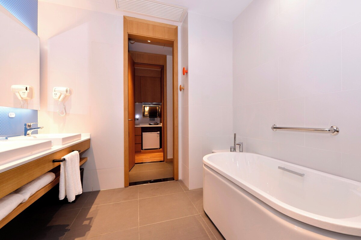 Suite, 1 llit de matrimoni gran (Additional Living Area) | Caixa forta a l'habitació, escriptori i habitacions insonoritzades 