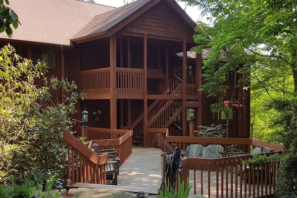 6 unit private building nestled in the forest