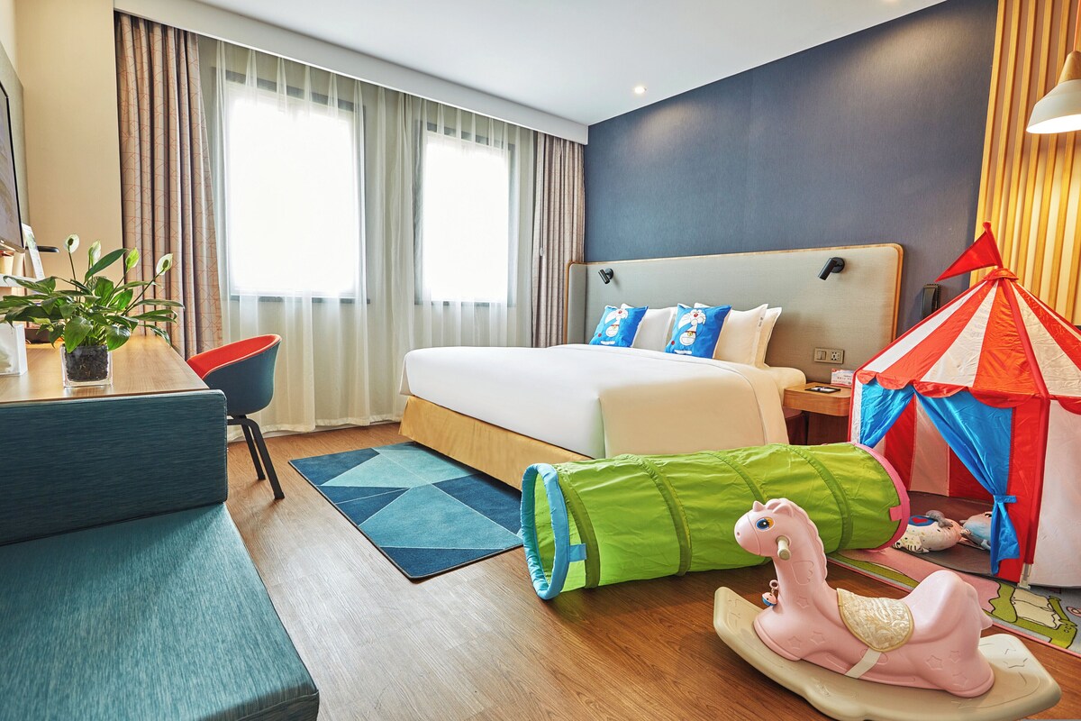 Standard Room, 1 King Bed (Extra Floor Space) | Down comforters, minibar, in-room safe, desk
