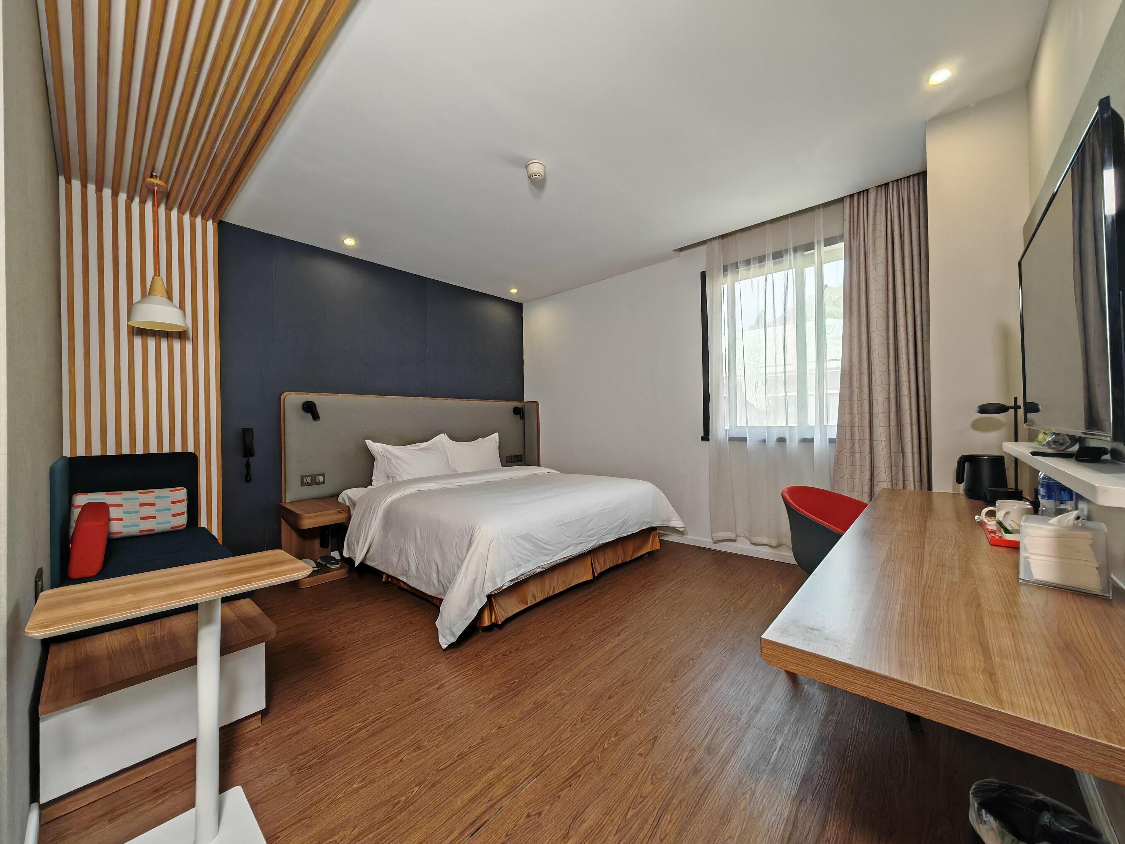 Down comforters, minibar, in-room safe, desk