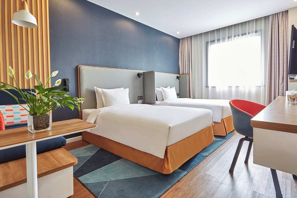 Standard Room, 2 Twin Beds | Down comforters, minibar, in-room safe, desk