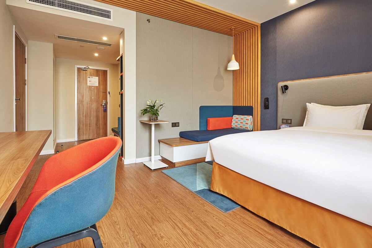 Standard Room, 1 King Bed | Down comforters, minibar, in-room safe, desk