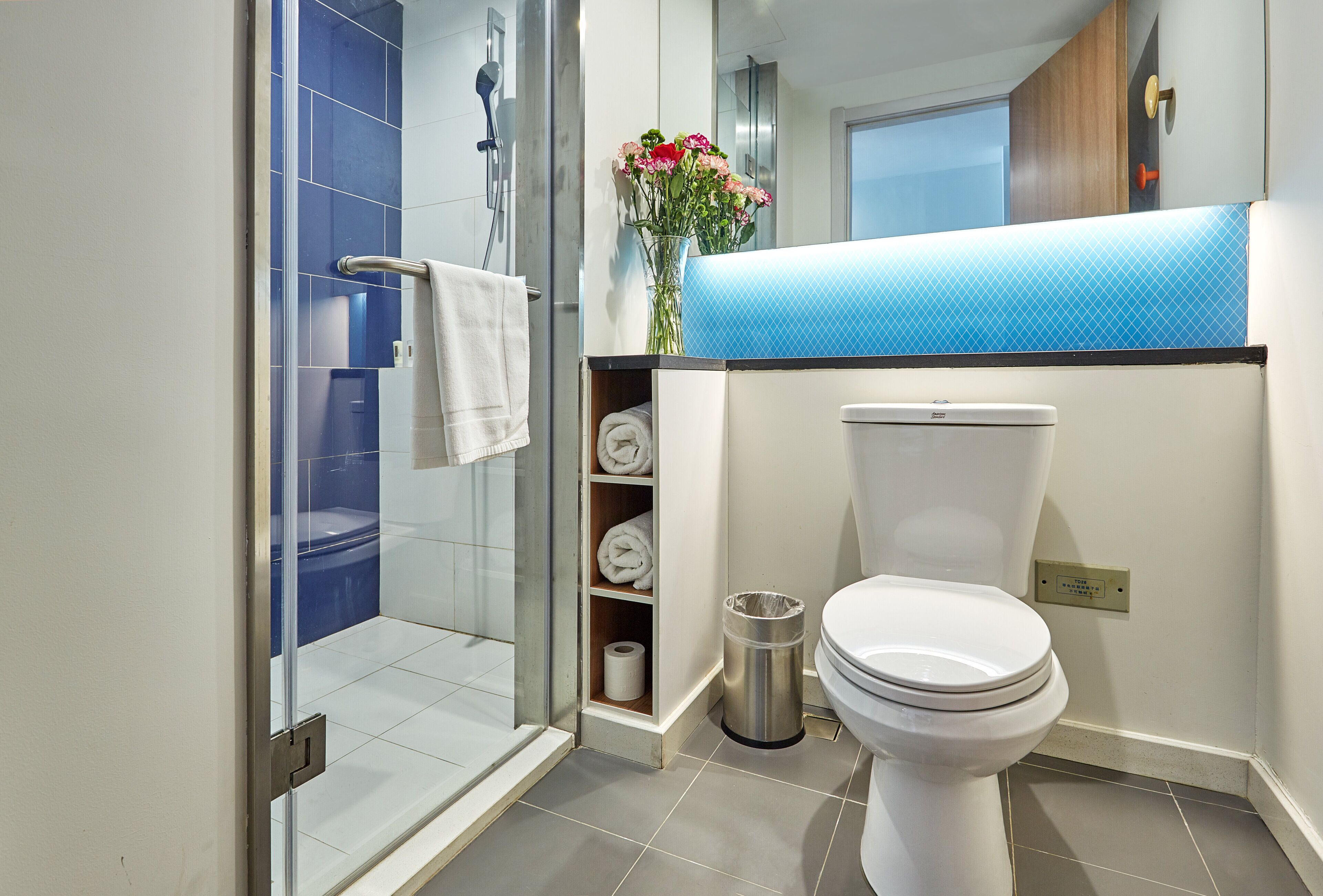 Pancuran mandi, hulu semburan hidrourut, pengering rambut, jubah mandi 