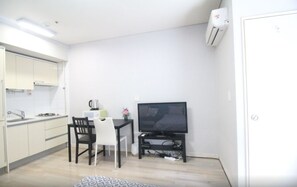 Full House | Living room | Flat-screen TV
