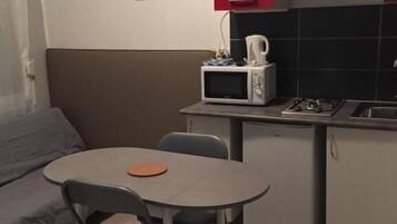 Kompor, ketel listrik, dan peralatan masak/sendok-piring