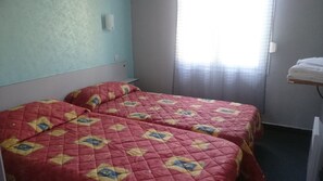 Individually decorated, individually furnished, desk, blackout curtains - Chez Grand Mere (Le Perthus)