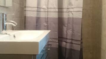 Shower, perlengkapan mandi gratis, pengering rambut, dan handuk