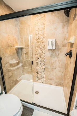 Shower, towels, soap, shampoo - Inn The Heights - Apt. 9 (Tampa)