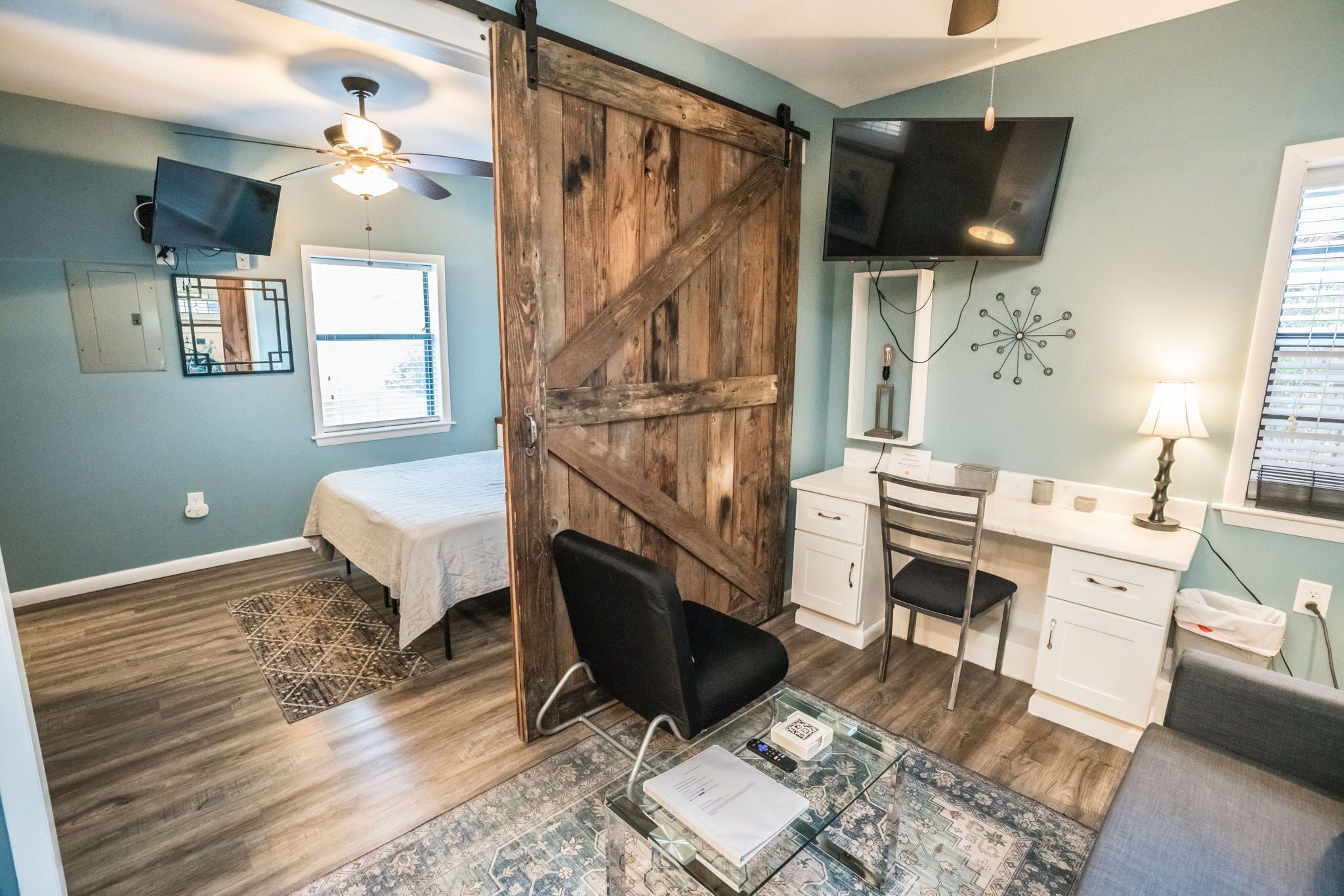 1 soverom, skrivebord, wi-fi (inkludert) og sengetøy