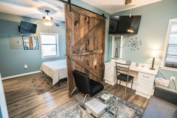 1 bedroom, desk, free WiFi, bed sheets