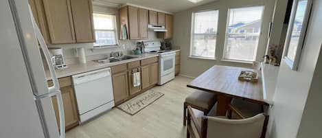 Réfrigérateur, four à micro-ondes, un four, surface de cuisson