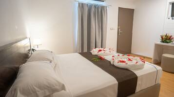 Deluxe Room | 1 bedroom, soundproofing, iron/ironing board, free WiFi