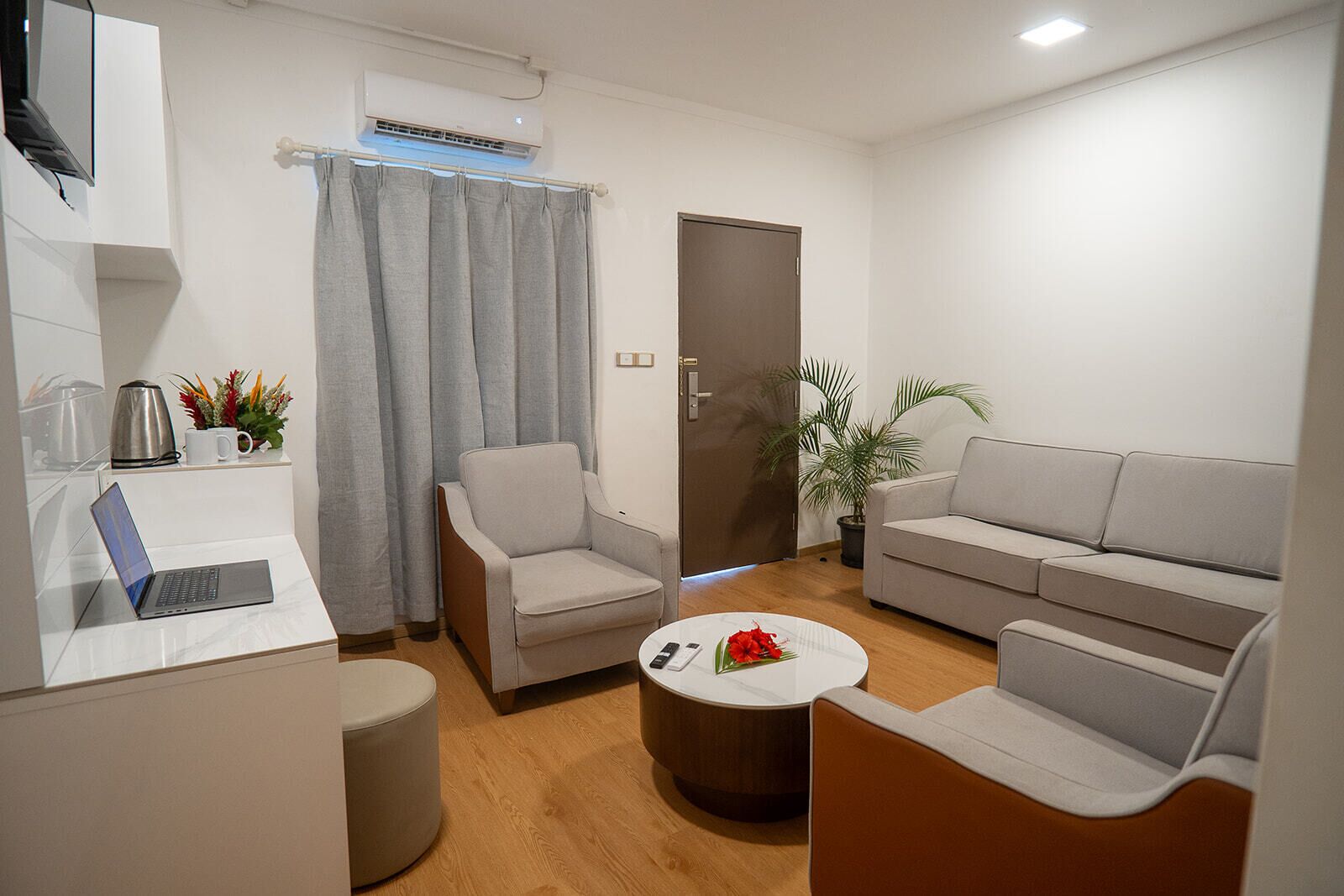 master suite | living area | 18-inch flat-screen tv with cable channels, tv