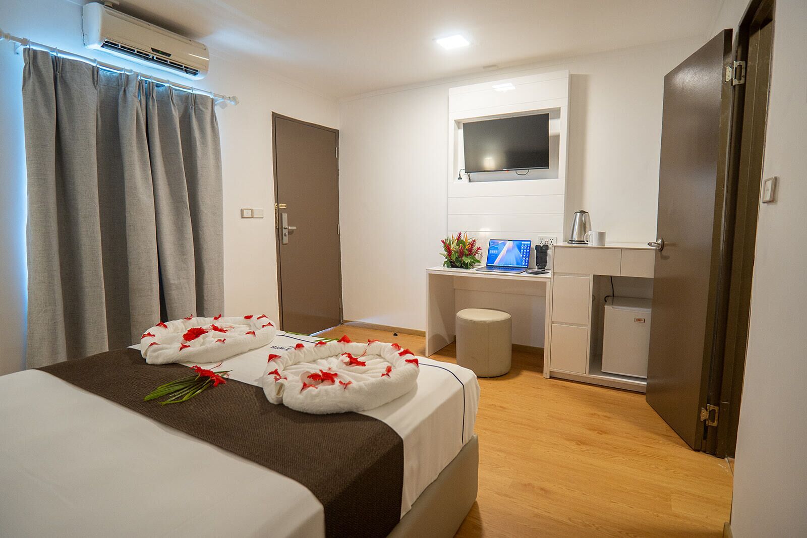 Deluxe Room | 1 bedroom, soundproofing, iron/ironing board, free WiFi