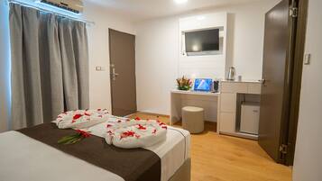 Deluxe Room | 1 bedroom, soundproofing, iron/ironing board, free WiFi