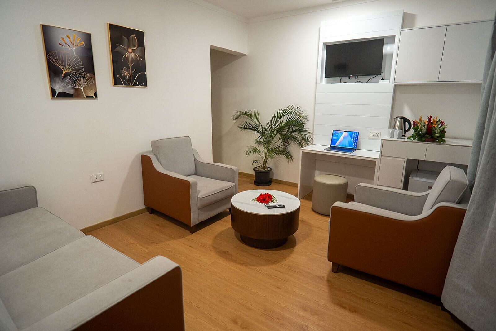 master suite | living area | 18-inch flat-screen tv with cable channels, tv