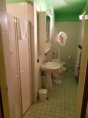 Habitació doble o amb dos llits individuals | Bany | Dutxa, articles de tocador gratuïts, assecador de cabells i bidet 