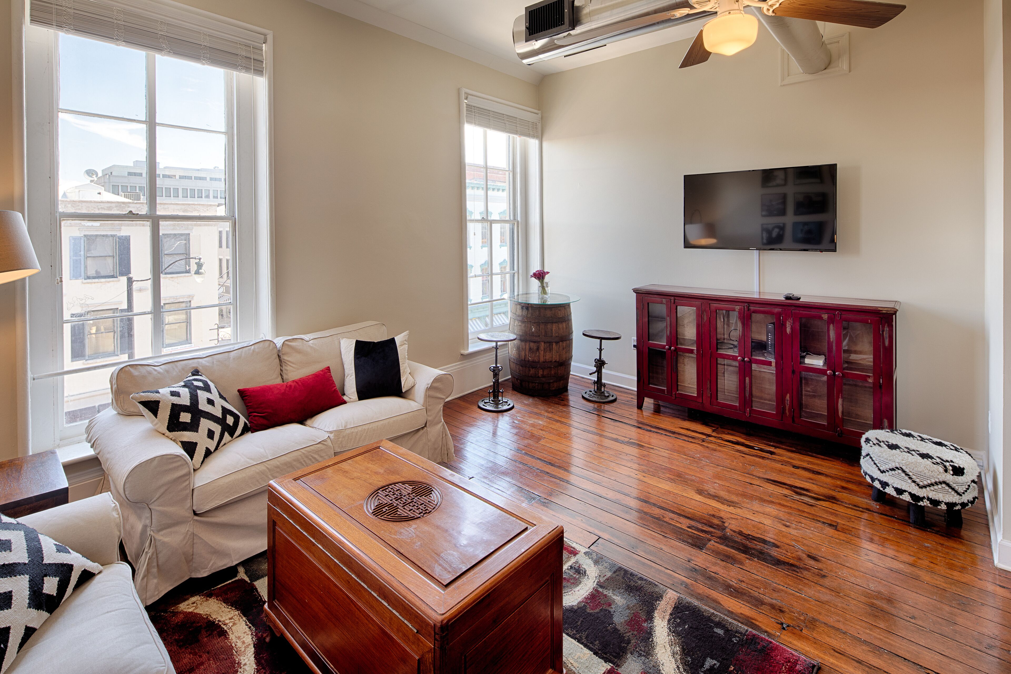 Charming Historic Home on Broughton St - Near Shopping, Forsyth Park