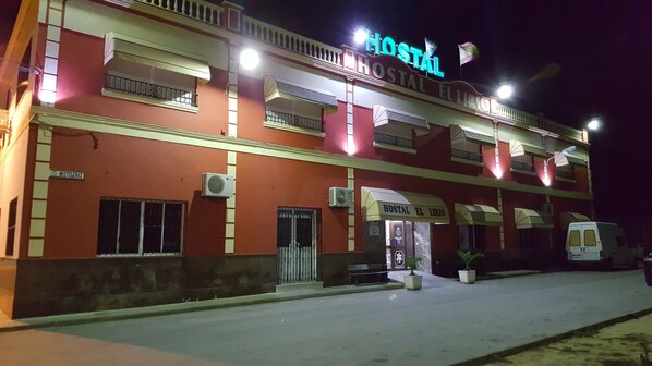 Fachada de la propiedad por la tarde o noche