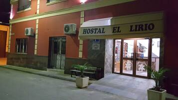 Boendets fasad - kväll/natt