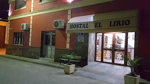 Fachada de la propiedad por la tarde o noche