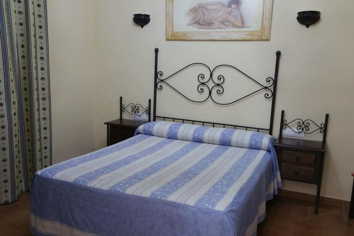 Double Room Single Use | Free WiFi, bed sheets