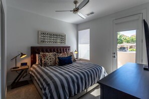 4 bedrooms, iron/ironing board, travel crib, WiFi - #13 -Modern 4 Bd Loft | Perfect for Families (Saint George)