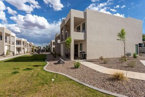 Exterior - #13 -Modern 4 Bd Loft | Perfect for Families (Saint George)