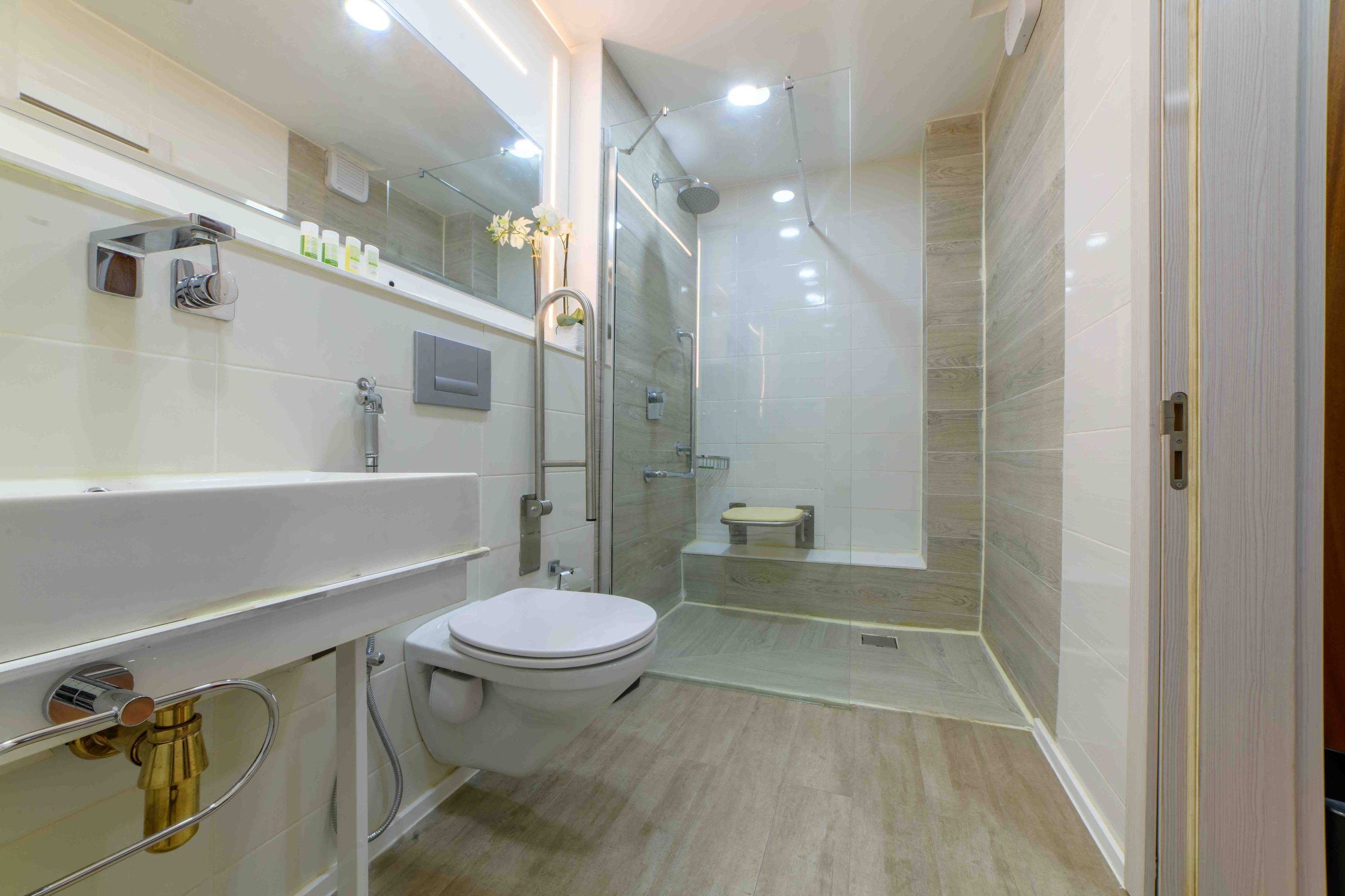 Double Room | Bathroom | Combined shower/bathtub, deep-soaking bathtub, free toiletries