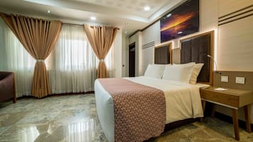 Habitación ejecutiva, 1 cama de matrimonio grande | Caja fuerte, decoración individual, mobiliario individual y escritorio