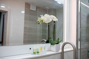 Bañera con ducha, bañera profunda, artículos de tocador gratuitos