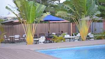 Piscine extérieure, parasols de plage