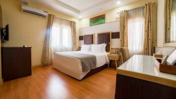 Caja de seguridad en la habitación y decoración personalizada